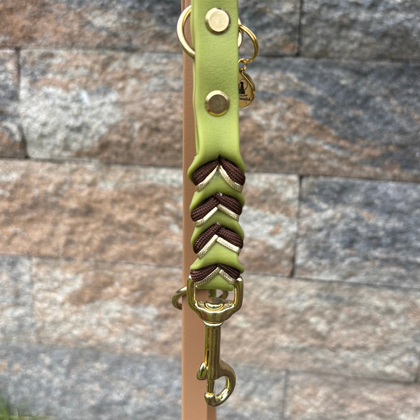 Hundeleine „Velia Goldline“ – Olivgrün & Karamell (3-fach verstellbar)